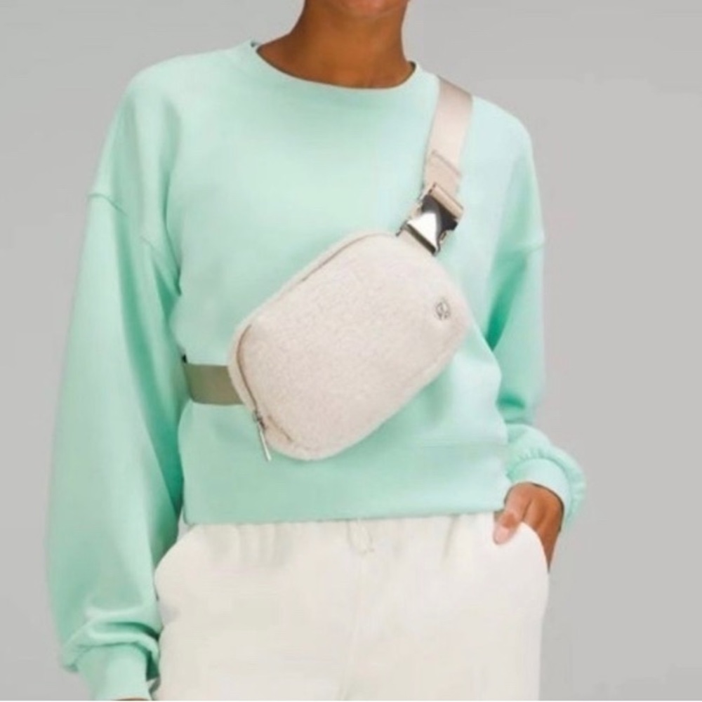 Lululemon everywhere fleece bag - Picture 6 of 9